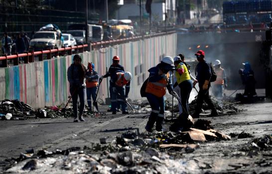 Ecuatorianos salen a limpiar las calles tras el fin de las protestas tras la cancelación de medidas de excepción