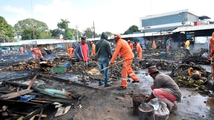 Obras Públicas evaluará daños provocados por incendio en mercado público de La Vega Obras Públicas evaluará daños provocados por incendio en mercado público de La Vega