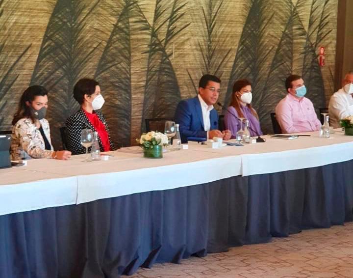 Clúster Turístico de Santo Domingo y hoteleros se reúnen con ministro Collado