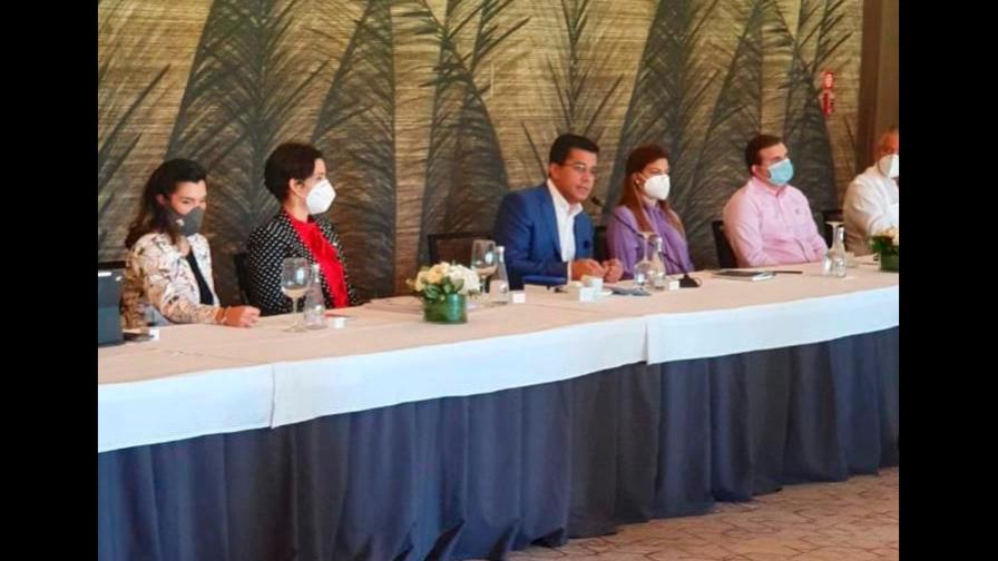 Clúster Turístico de Santo Domingo y hoteleros se reúnen con ministro Collado