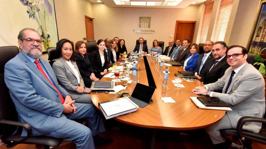 Gobernador BCRD recibe misión FMI Gobernador BCRD recibe misión FMI