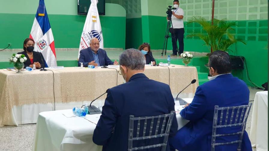 Ministerio de Educación inicia el lunes la entrega de 70,000 equipos a los profesores 