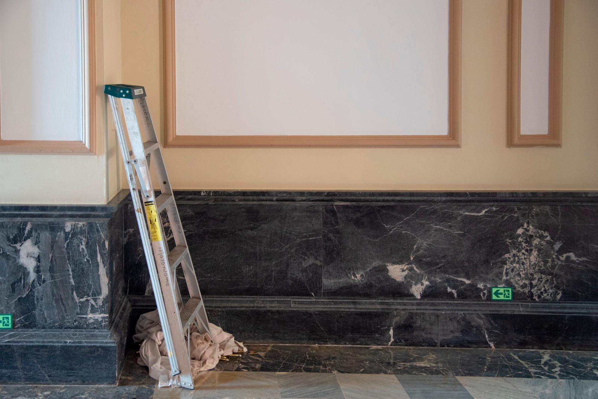 Las cortinas de la casa de Gobierno están siendo cambiadas.