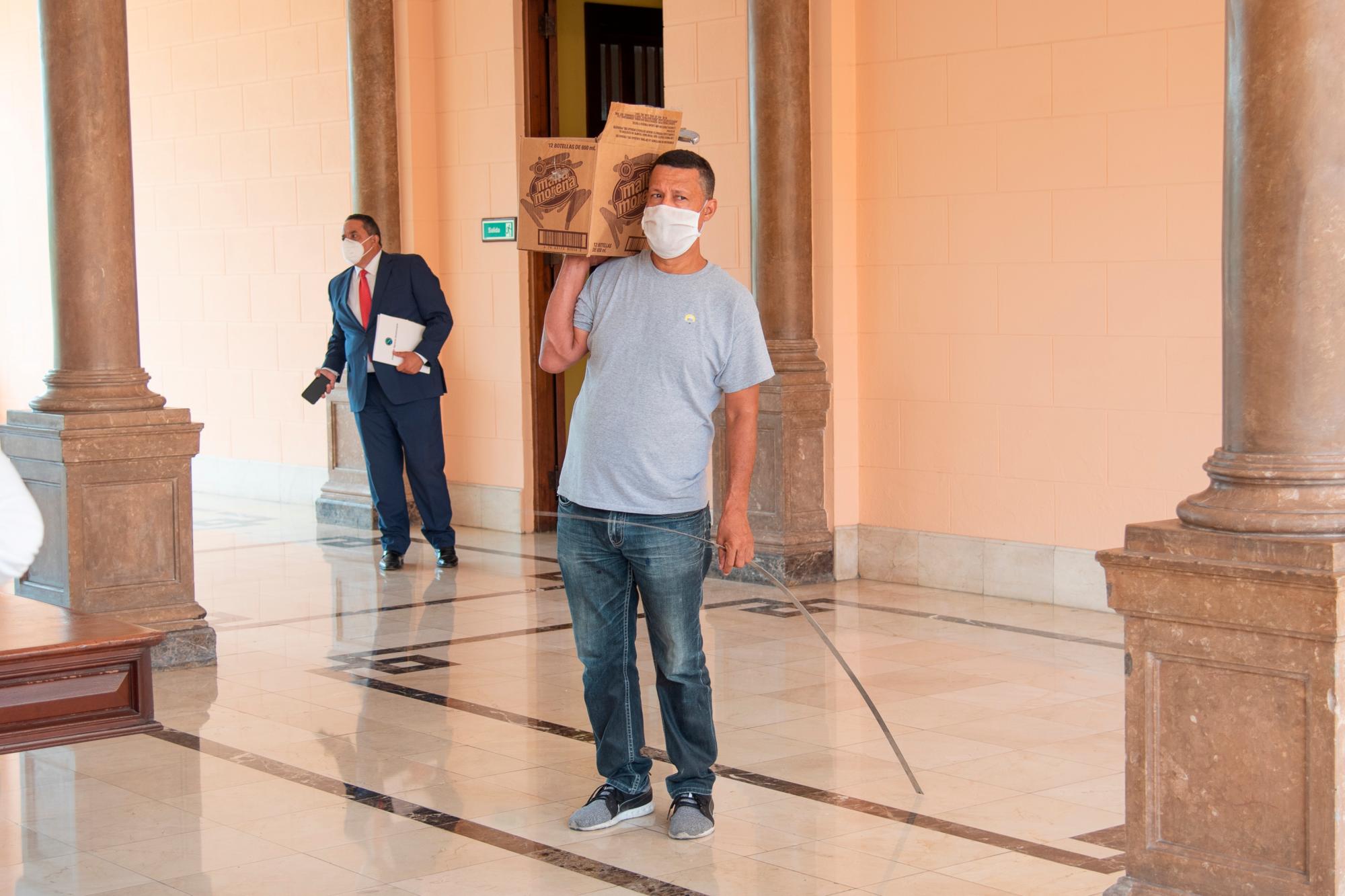 Una de las personas que realiza trabajos de remodelación en la casa de Gobierno.