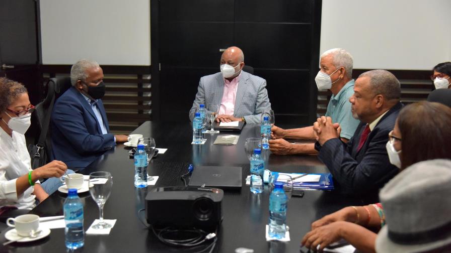 Pasados presidentes de la ADP respaldan plan de educación 2020-2021