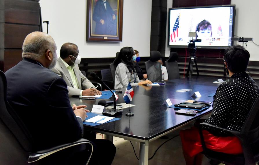 Embajadora de EEUU se reúne con ministro de Educación y expresa “deseo de colaborar con plan escolar”