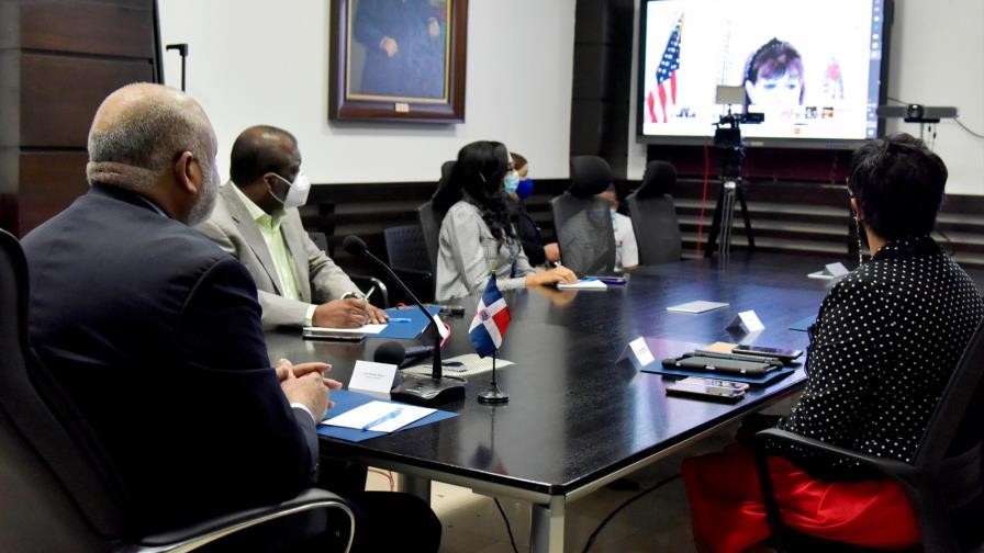 Embajadora de EEUU se reúne con ministro de Educación y expresa “deseo de colaborar con plan escolar”