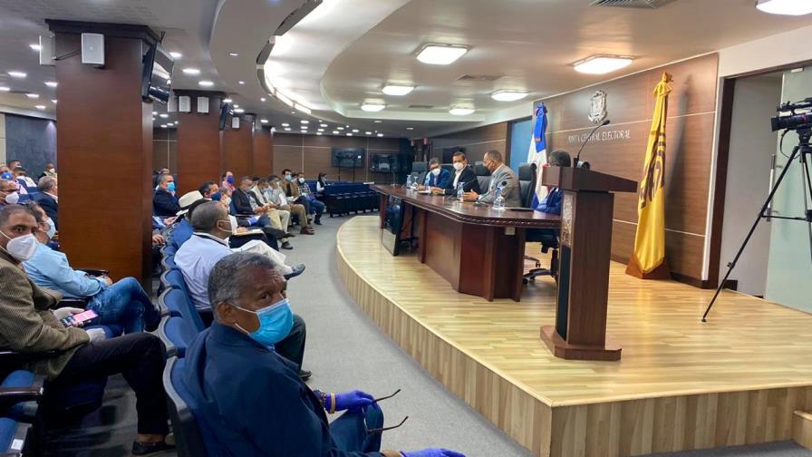 Directores de Informática y del Voto en el Exterior se reúnen con delegados políticos 