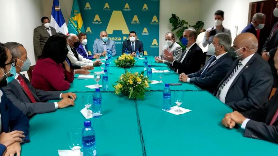 Luis Abinader y sus funcionarios conversan con Guillermo Moreno 