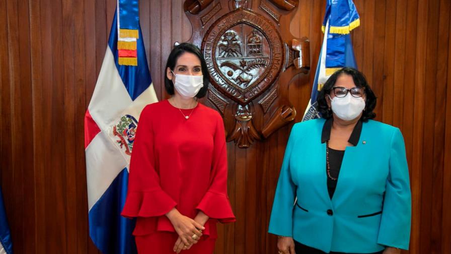 Primera dama y rectora de la UASD se reúnen