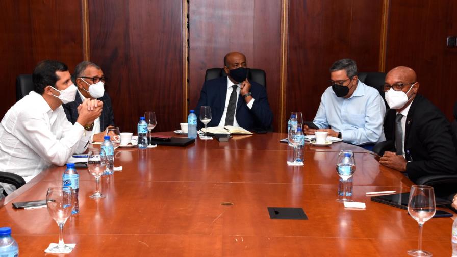 Autoridades y generadores analizan cómo mejorar sistema energético dominicano