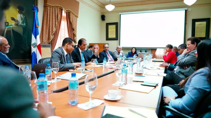 Gobierno garantiza estabilidad y mejores servicios a empleados y afiliados IDSS