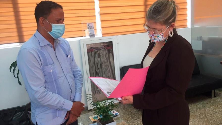 Paulino Moya deposita denuncia contra  Dío Astacio en Ética e Integridad Gubernamental 