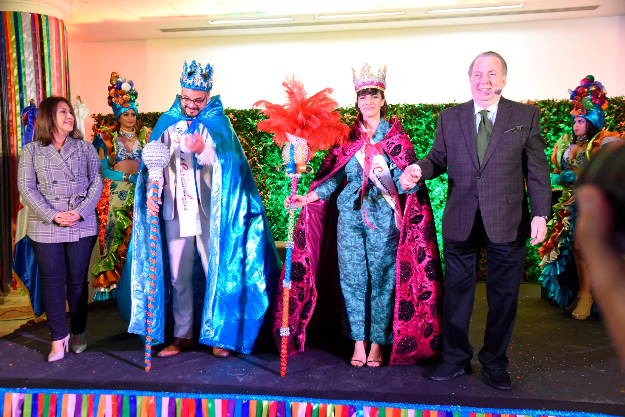 El ministro Selman, en compañía de la viceministra, Edilí Pichardo, colocó las coronas a los reyes del desfile carnavalezco, la actriz Nashla Bogaert y el actor Frank Perozo.