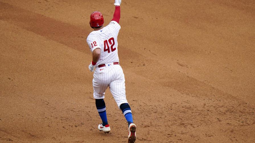 Hoskins aporta tres hits a victoria de Filis sobre Bravos
