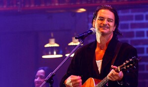 Ricardo Arjona regala un auto al hombre que inspir&oacute; su emblem&aacute;tica canci&oacute;n Historia de taxi