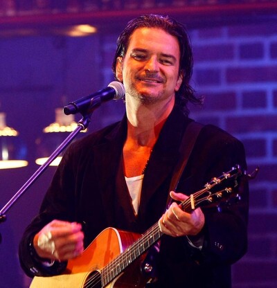 Ricardo Arjona regala un auto al hombre que inspir&oacute; su emblem&aacute;tica canci&oacute;n Historia de taxi
