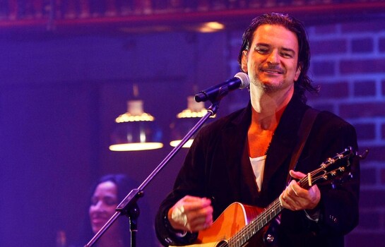Ricardo Arjona regala un auto al hombre que inspir&oacute; su emblem&aacute;tica canci&oacute;n Historia de taxi