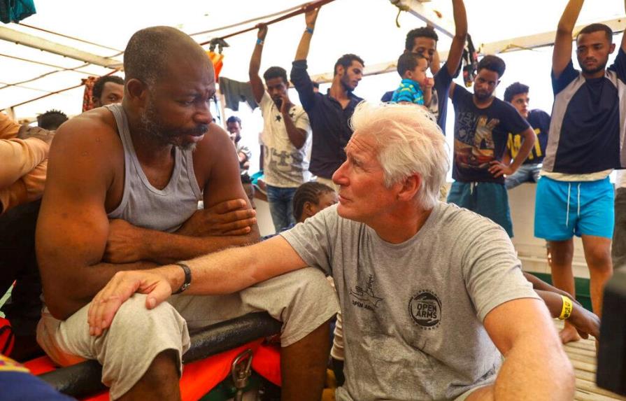 Richard Gere visita migrantes varados en el Mediterráneo