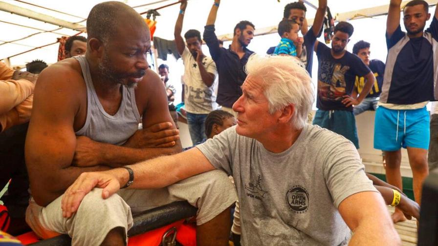 Richard Gere visita migrantes varados en el Mediterráneo