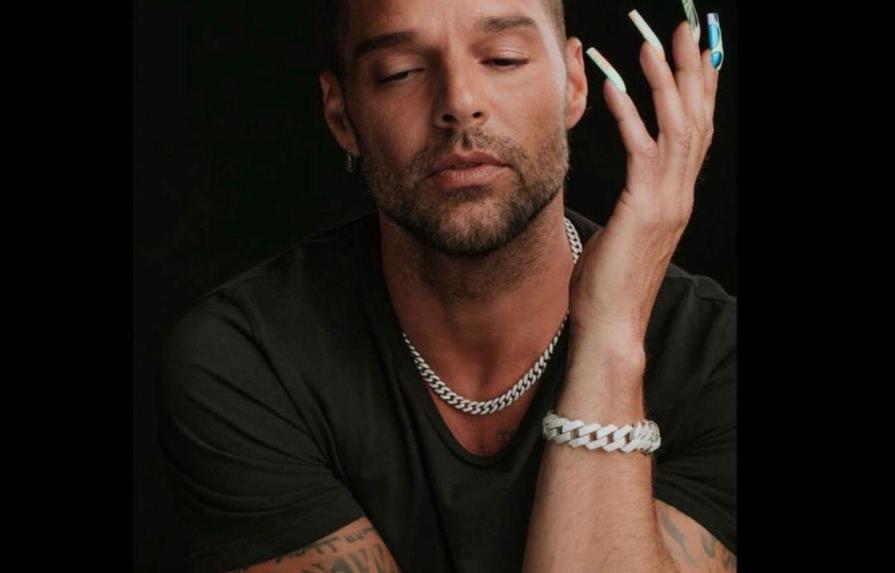 Ricky Martin se pone uñas y se defiende de críticas 