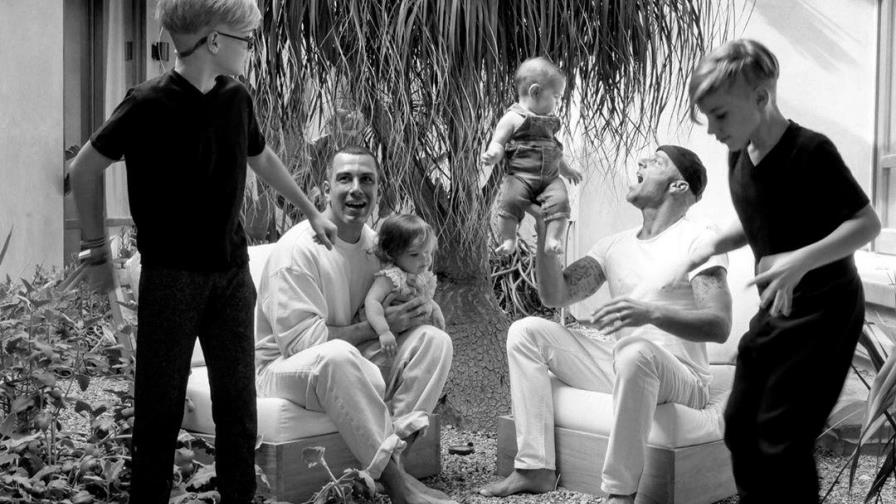 Ricky Martin posa junto a sus cuatro hijos por primera vez