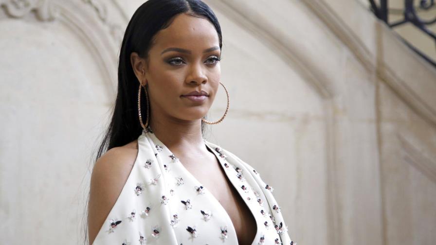 Rihanna demanda a su padre por aprovecharse de su nombre Rihanna demanda a su padre por aprovecharse de su nombre