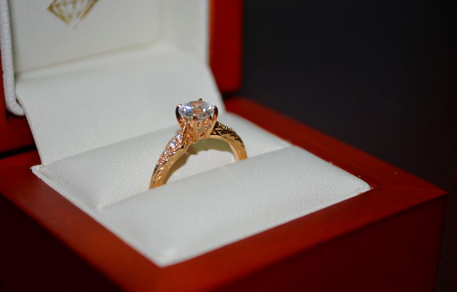 Hombre le roba el anillo de compromiso a su novia para dárselo a otra mujer