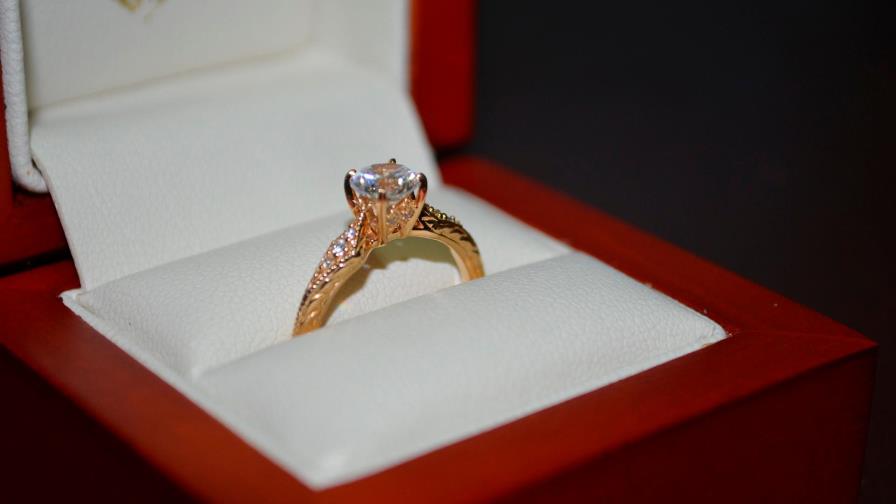Hombre le roba el anillo de compromiso a su novia para dárselo a otra mujer