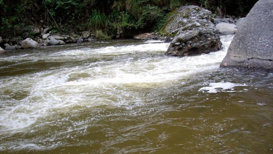 Ocho desaparecidos por el desborde de un río en Colombia