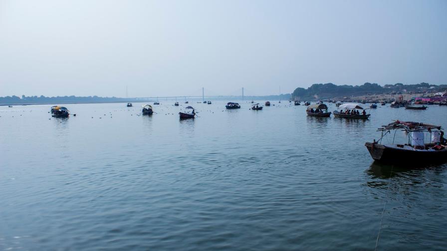 Hallan decenas de cadáveres en río en la India