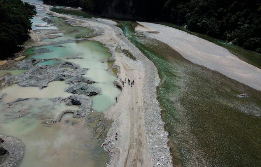 Someten a la justicia empresa acusada de extraer ilegalmente material de río en San Cristóbal