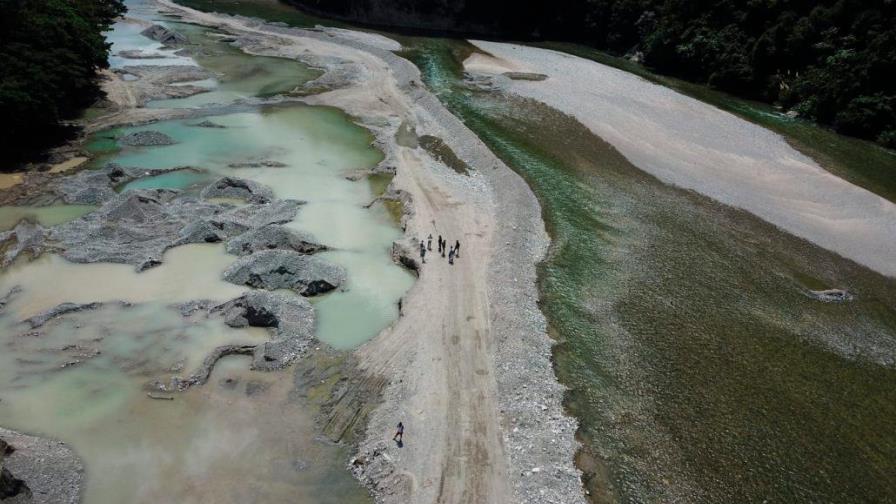 Someten a la justicia empresa acusada de extraer ilegalmente material de río en San Cristóbal