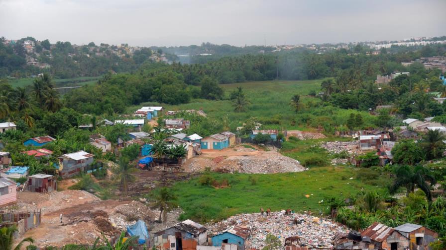 Moradores del barrio “Los Sin Bañarse” rellenan área del río Ozama para construir casuchas Moradores del barrio “Los Sin Bañarse” rellenan área del río Ozama para construir casuchas
