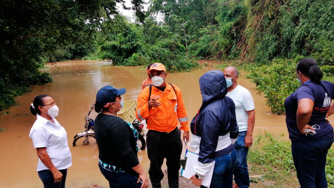Las autoridades han tenido que emplear helicópteros y botes.