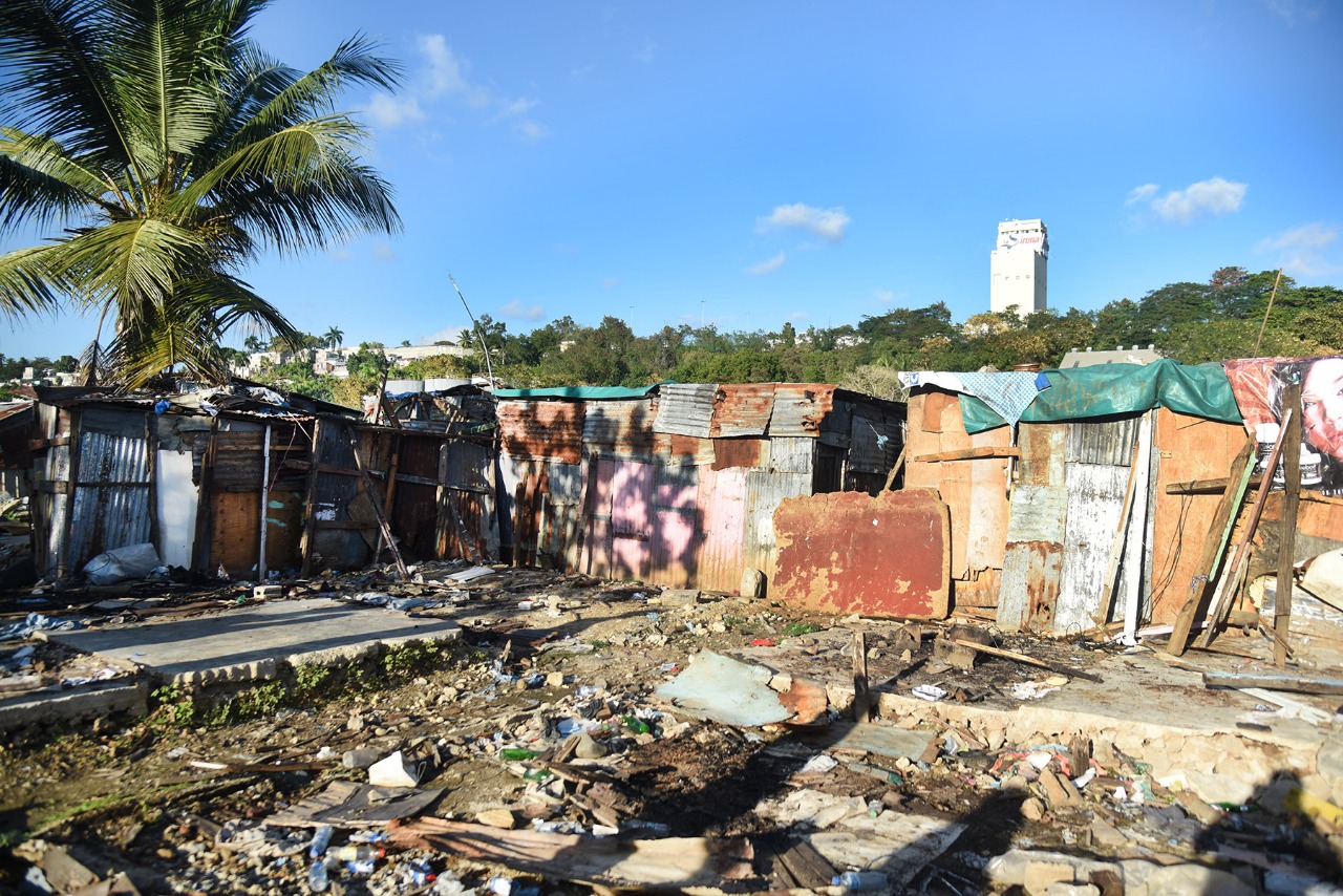 Casas a orillas del río Ozama.