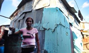 Desalojados del sector Los Guandules a orillas del río Ozama piden que les paguen sus casas