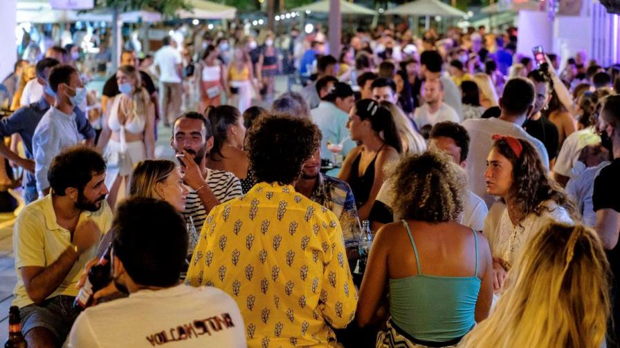 Ronda policial nocturna en Río contra fiestas clandestinas por COVID-19