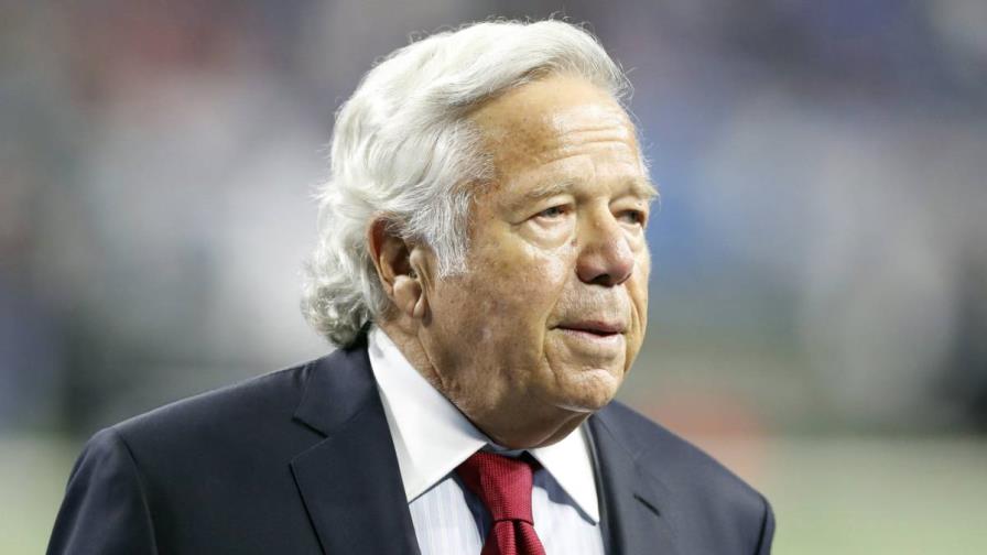 Juez ordena frenar difusión de video sexual del dueño de los Patriots de Nueva Inglaterra