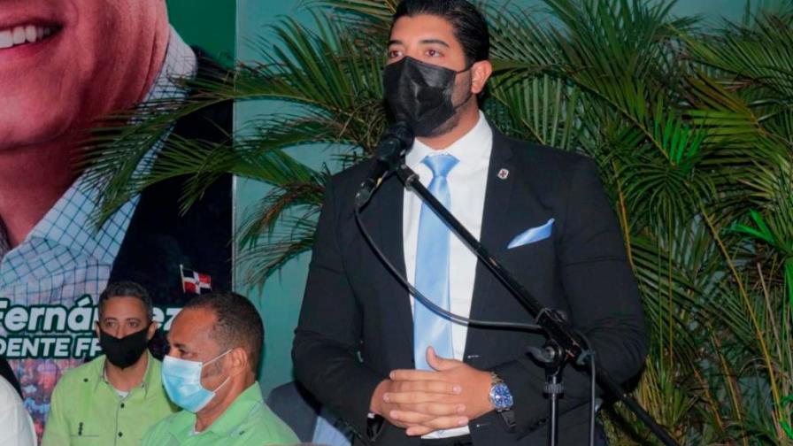 Regidor del PLD Robert Martínez pasa a la Fuerza del Pueblo