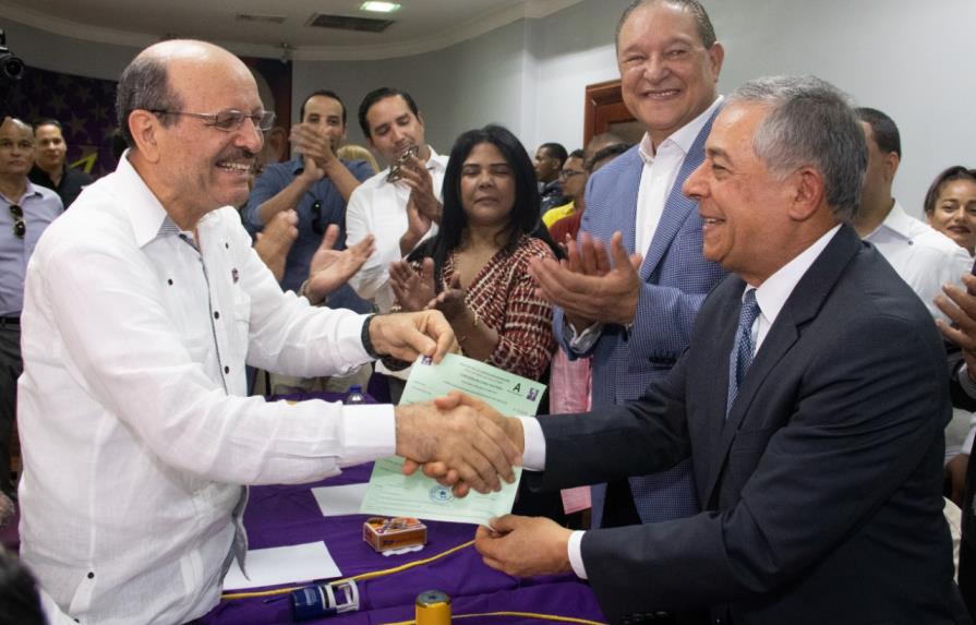 Roberto Salcedo inscribe candidatura a senador por el Distrito Nacional