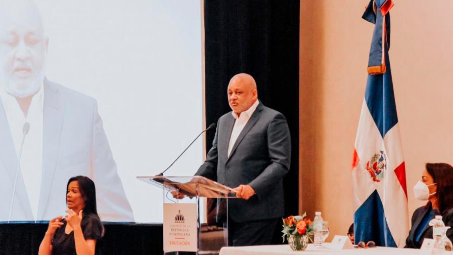 Minerd licita rehabilitación de 570 centros educativos