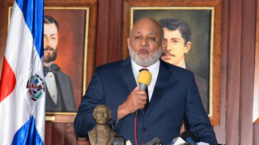 Roberto Fulcar aclara que no ha mandado a hacer un retrato suyo Roberto Fulcar aclara que no ha mandado a hacer un retrato suyo