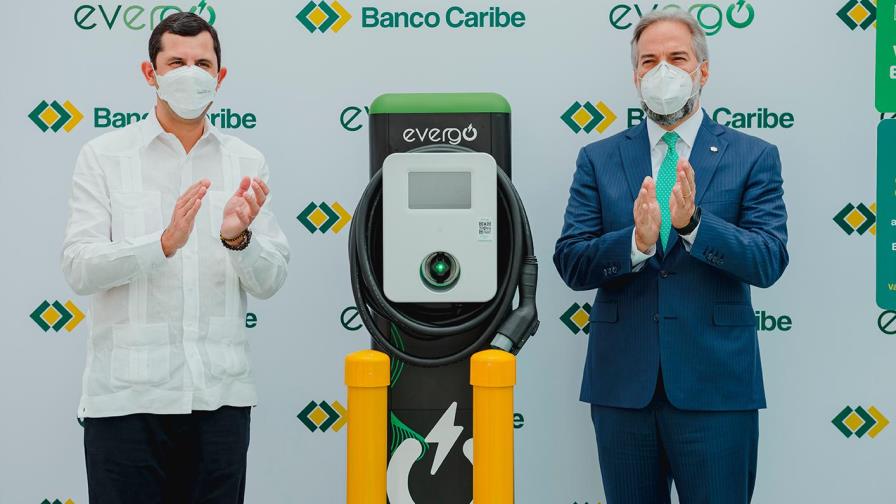 Banco Caribe inaugura su primera estación de recarga para vehículos eléctricos