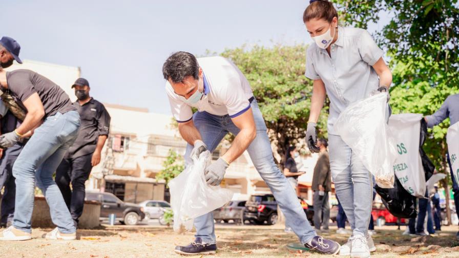 Philip Morris y Alcaldía DN recogen residuos sólidos del parque Cervantes de Santo Domingo