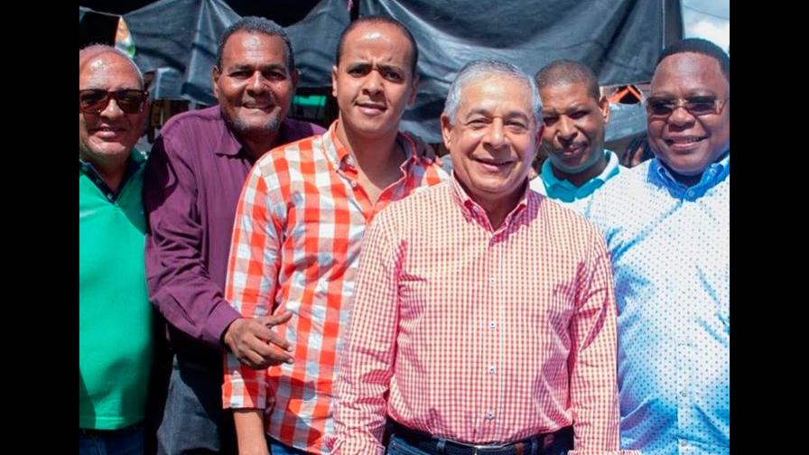 Roberto Salcedo visita mercado del sector Simón Bolívar