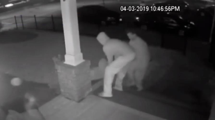 Pensilvania: devuelven una estatua robada y dejan flores