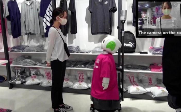 Un robot en Japón recuerda a los clientes que deben usar mascarilla