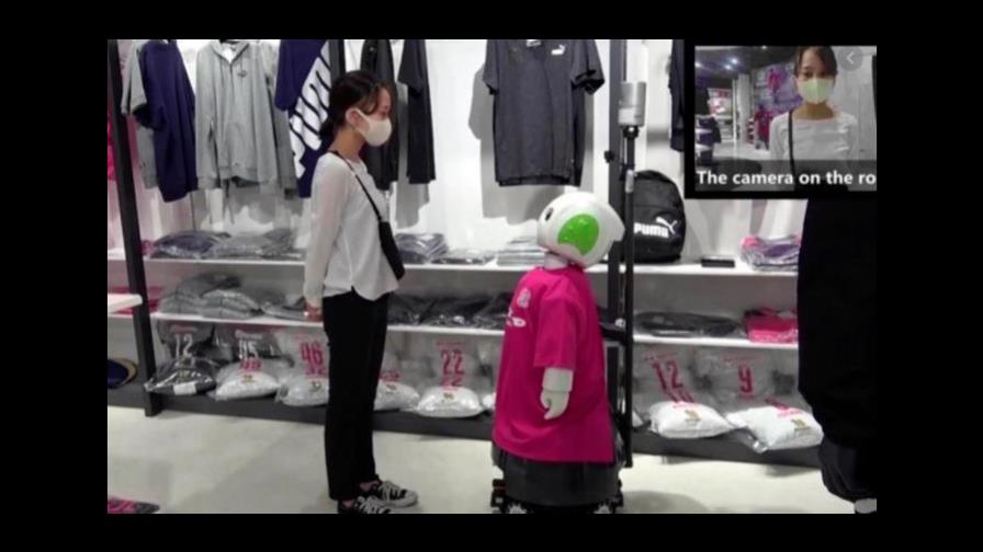 Un robot en Japón recuerda a los clientes que deben usar mascarilla