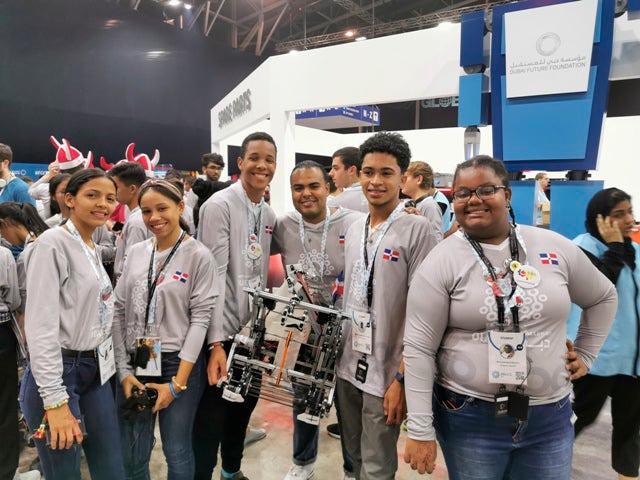 Dominicanos ganan medalla de bronce en Competencia Mundial de Robótica en Dubai